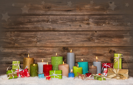Gutschein zu Weihnachten: Kerzen bunt und Geschenke auf Holz